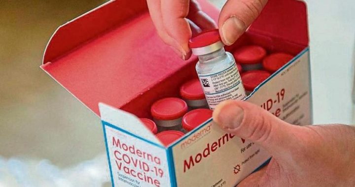 Llegan a España las primeras dosis de la vacuna de la compañía Moderna contra el COVID-19