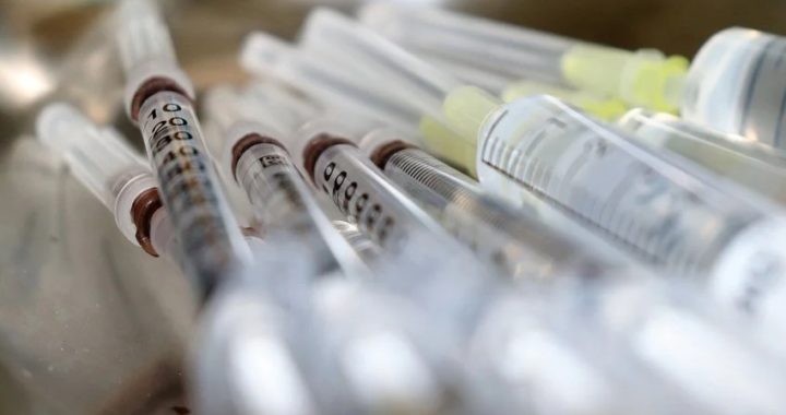 COVID: La OMS recomienda la vacuna de AstraZeneca para mayores de 65 años y contra la variante de Sudáfrica