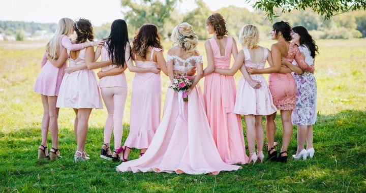 Cómo vestir para una boda con estilo elegante y sencillo