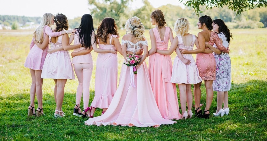 Cómo vestir para una boda con estilo elegante y sencillo