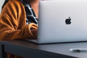 La Generación Z se informa de forma incidental y se aleja del lenguaje de los medios de comunicación, según el observatorio MacLucan