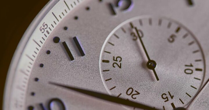 Hora espejo 15:15, descubre su significado