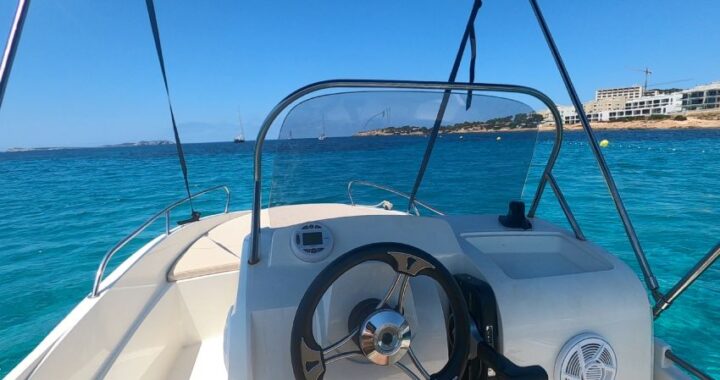 Descubriendo los secretos de Ibiza en un barco sin licencia
