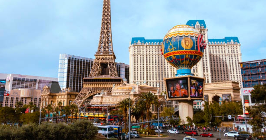 Imagen de Paris Las Vegas Hotel and Casino: Una vista impresionante del famoso hotel y casino de Las Vegas
