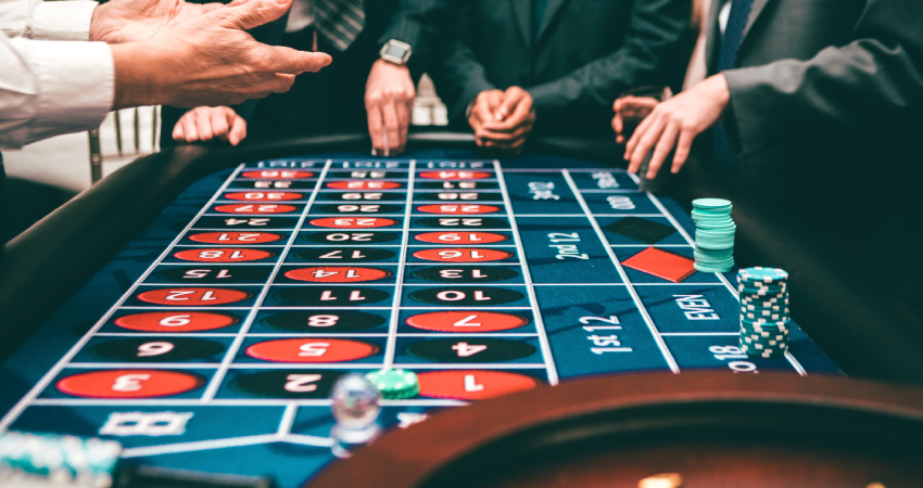 Personas jugando póker en un casino