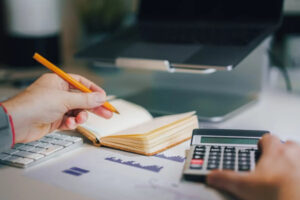 ¿Deberías pedir dinero prestado a familia y amigos? 