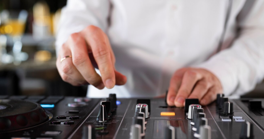 DJ