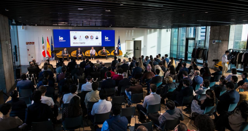 Ponencia sobre inversión y economía en la IE University